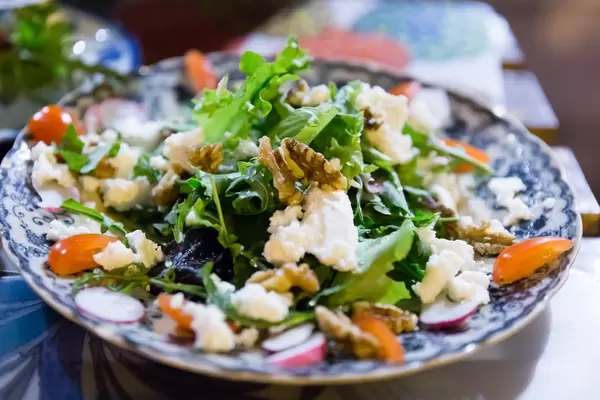 Köstlicher Salat: Cherrytomaten, Rukola, Walnüsse, Radieschen und Frischkäse