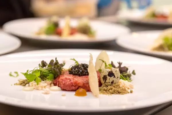 Köstlichkeit im Chino Latino Restaurant: Tatar, Yuzu-Kosho Aioli, Wasabi crumble, Fumèe, Oscietra Caviar