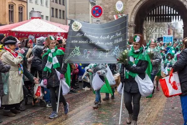 Kostüm Schull- un Veedelszöch (Schul- und Viertelsumzug): die Katholische Grundschule Kapitelstraße beim Rosenmontagsumzug in Köln