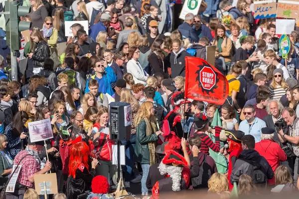 Kostümierte Demonstranten mit "Stopp Kohle jetzt" Fahne aktivieren die Mitdemonstranten