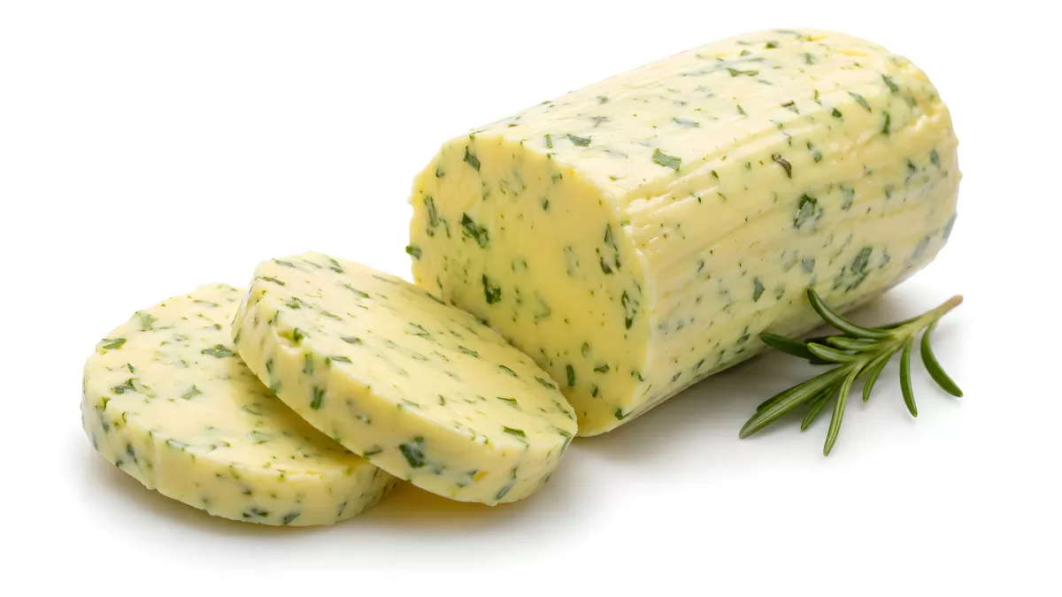 Kräuterbutter mit Rosmarin in Scheiben geschnitten
