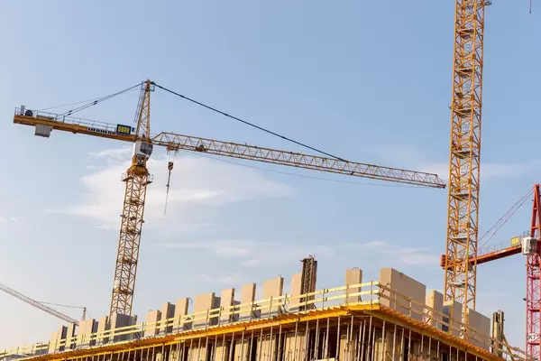 Kräne an der Baustelle Austria Campus