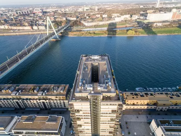 Kranhaus in Köln mit Rhein und Severinsbrücke
