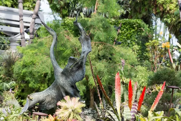 Kranich aus Holz in  den Gardens by the Bay in Singapur