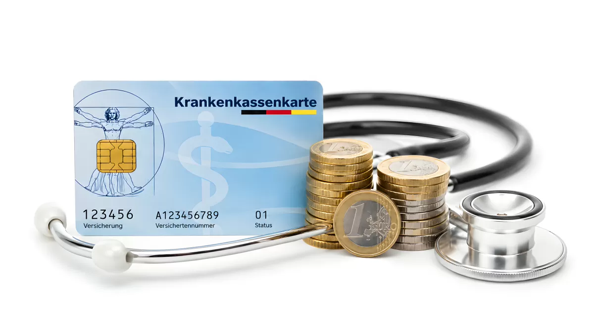 Krankenkassenkarte mit Euro-Münzen und Stethoskop