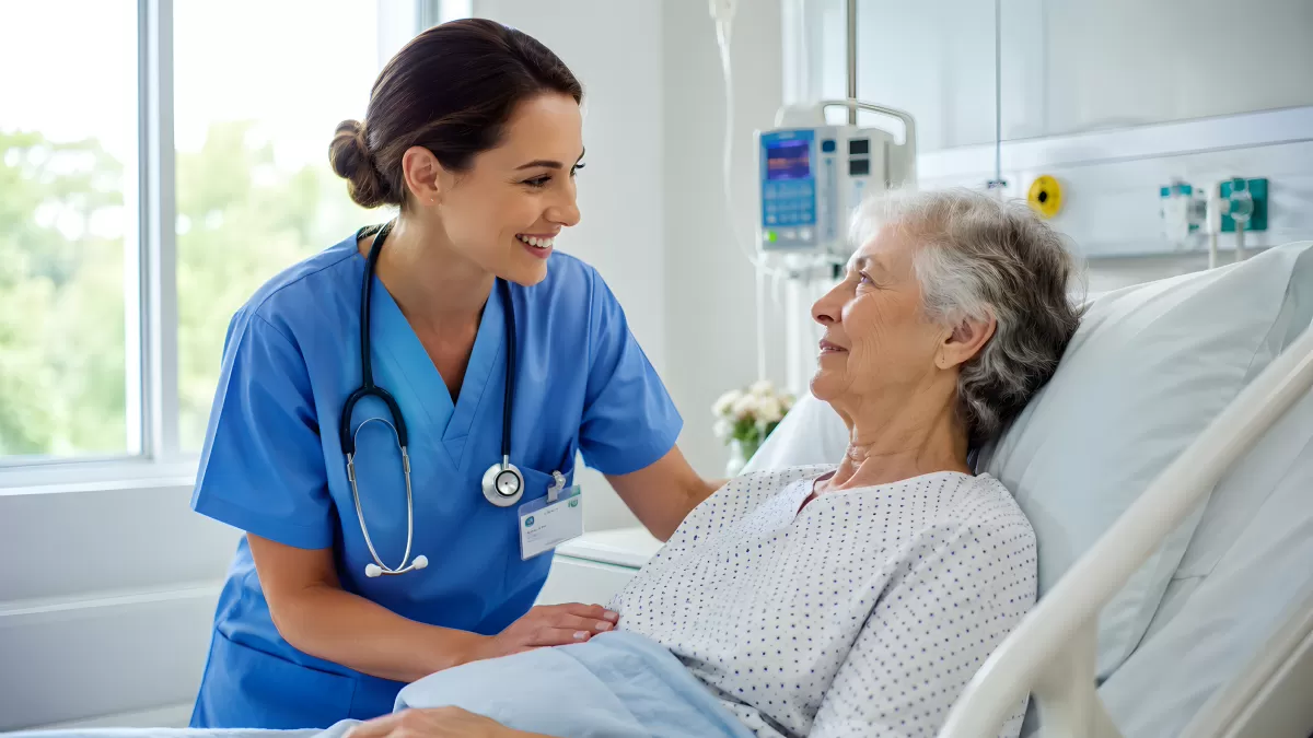 Krankenschwester spricht fürsorglich mit älterer Patientin
