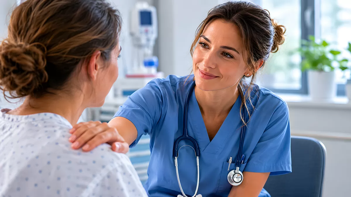 Krankenschwester tröstet einfühlsam eine Patientin