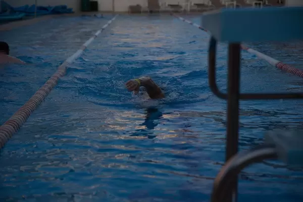 Kraulschwimmen im Schwimmbecken