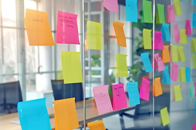 Kreative Büroumgebung mit bunten Haftnotizen