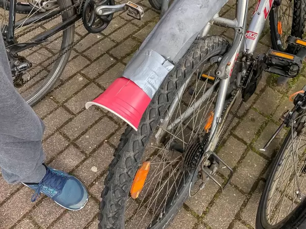 kreative DIY Fahrradreparatur - Plastikbecher an Schutzblech geklebt