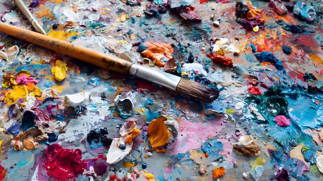 Kreative Farbpalette mit Pinsel und Acrylfarben