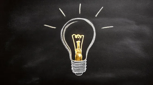 Kreative Glühbirne auf Tafel - Ideenkonzept