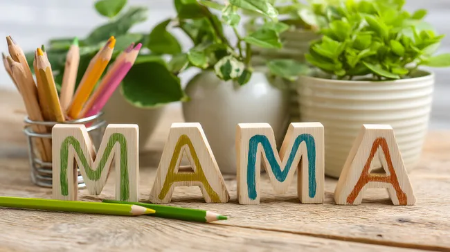 Kreative Mama-Schrift mit Blumen und Stiften