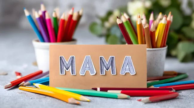Kreative Muttertagsgrußkarte mit bunten Stiften