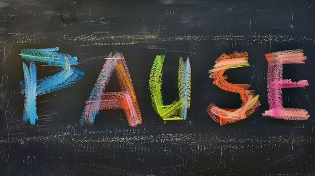 Kreative Schultafel mit bunter Kreideskulptur