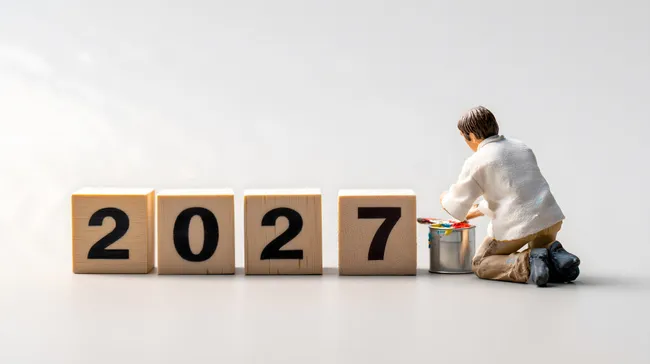 Kreative Zukunftsplanung mit Holzwürfeln und Miniaturmaler