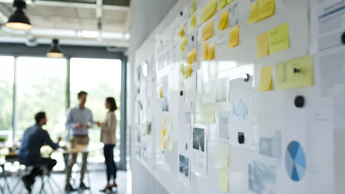 Kreatives Büro-Meeting mit Whiteboard und Haftnotizen
