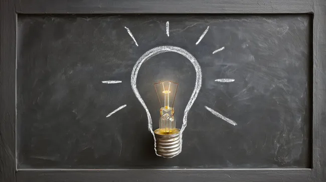 Kreide-Illustration einer erleuchtenden Glühbirne