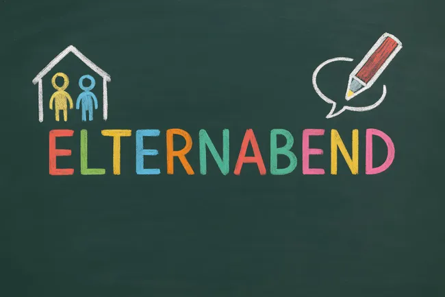 Kreide-Illustration Elternabend mit Familie und Sprechblase