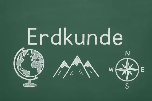 Kreide-Landkarte mit Globus und Bergsilhouette