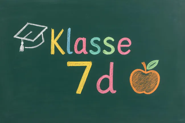 Kreide-Schultafel mit Absolventen-Symbol und Apfel