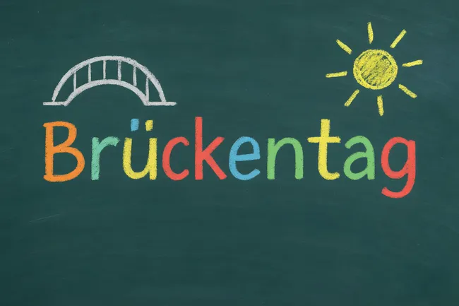 Kreide-Schultafel mit Brückenmotiv und Sonnensymbol