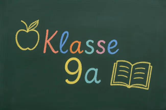 Kreide-Schultafel mit bunter 9a-Klassen-Beschriftung