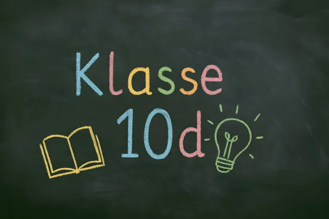 Kreide-Tafel mit Schulfächern und Glühbirne