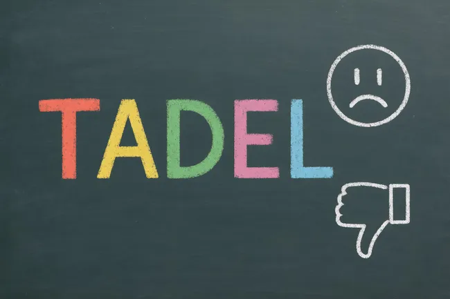 Kreide-Tafel mit Tadel-Symbolen und negativen Emotionen