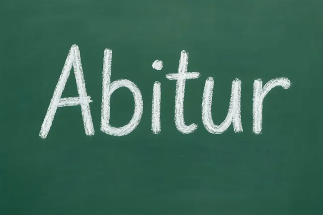 Kreideaufschrift 'Abitur' auf Tafel - Abschluss und Prüfungsstart