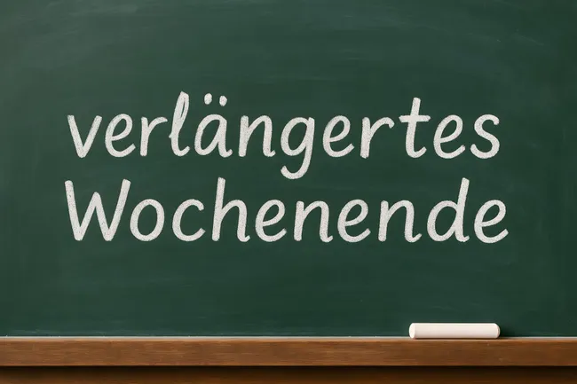 Kreidetafel mit Aufschrift 'Verlängertes Wochenende'