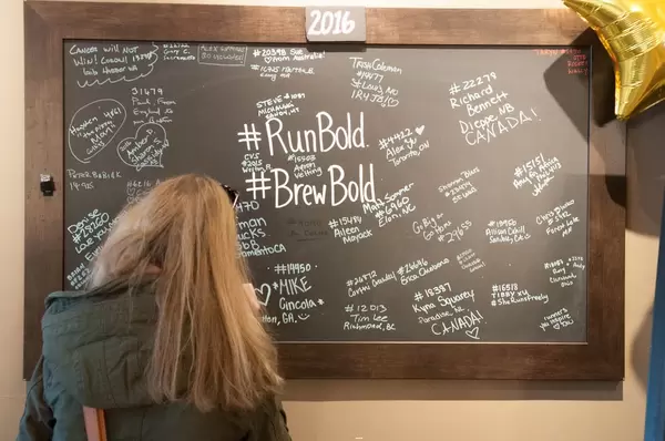 Kreidetafel mit Besucher-Mitteilungen rund um Boston Marathon in Boston, USA