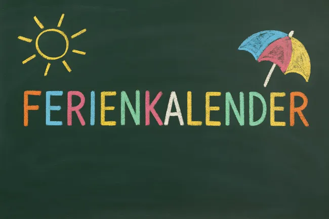 Kreidetafel mit buntem Ferienmotiv und Sonnenschirm