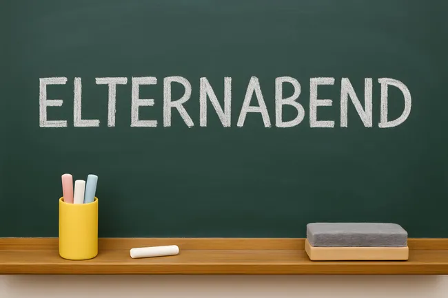 Kreidetafel mit dem Begriff 'Elternabend'