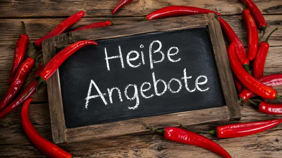 Kreidetafel mit Heiße Angebote und roten Chilischoten