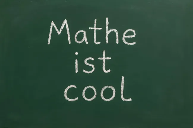 Kreidetafel mit Mathe-ist-cool-Spruch