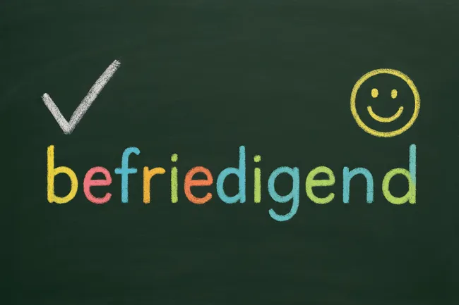 Kreidetafel mit positiver Wortnachricht und Smiley