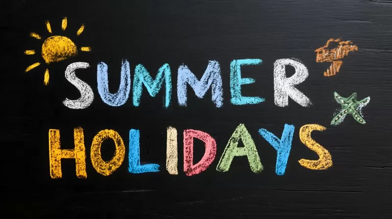 Kreidetafel mit Schriftzug Summer Holidays Sonne und Meer