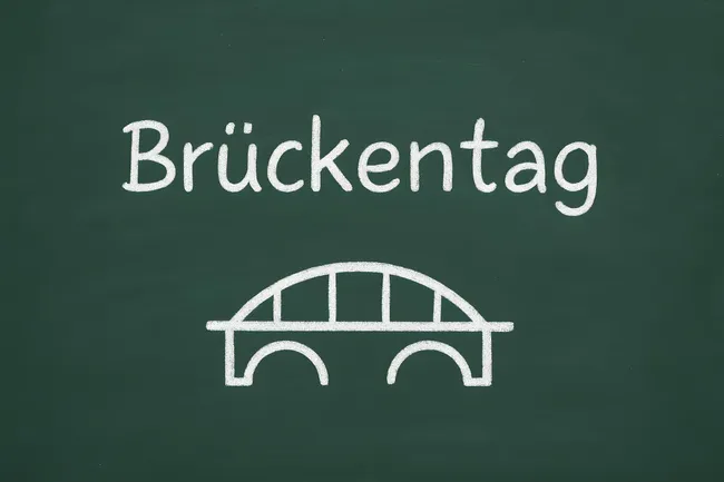 Kreidetafel-Plakat mit Brückensymbol für Brückentag