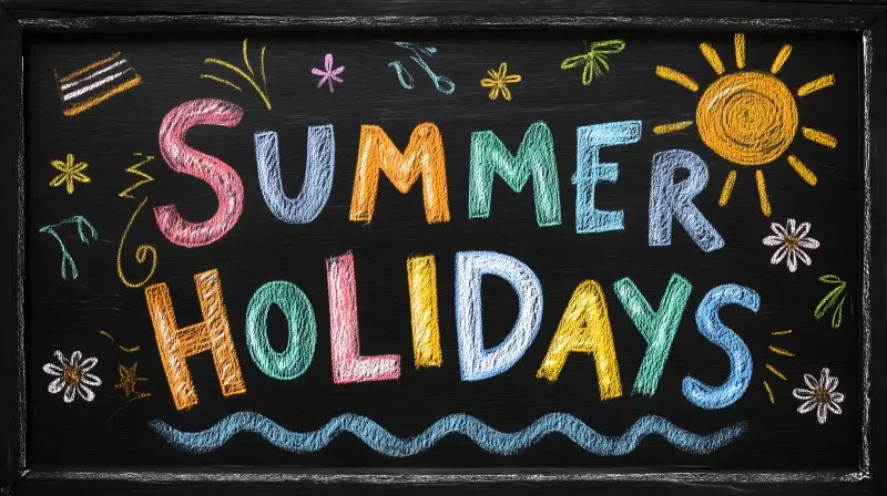 Kreidetafel Summer Holidays mit Sonnenzeichnung und Deko