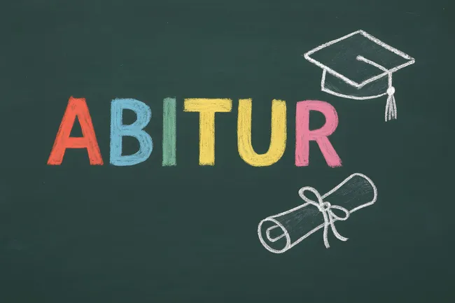 Kreidezeichnung mit Abitur-Symbolen auf Tafel