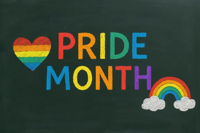 Kreidezeichnung mit Regenbogenherz für Pride Month