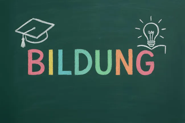 Kreidezeichnung zur Bildung mit Doktorhut und Glühbirne