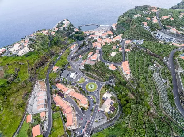 Kreisverker Ponta do Sol, Madeira (Drohnenfoto)