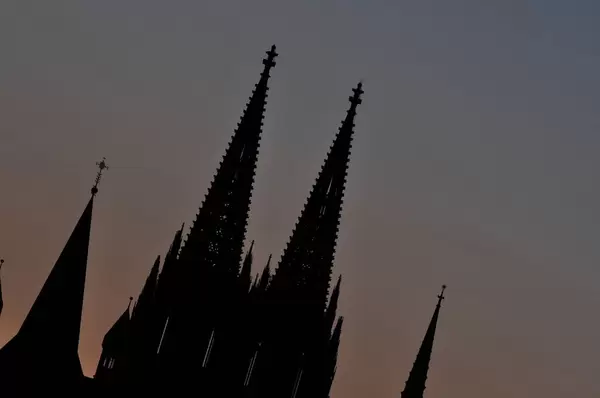 Kreuzblumen des Kölner Domes zu blauer Stunde