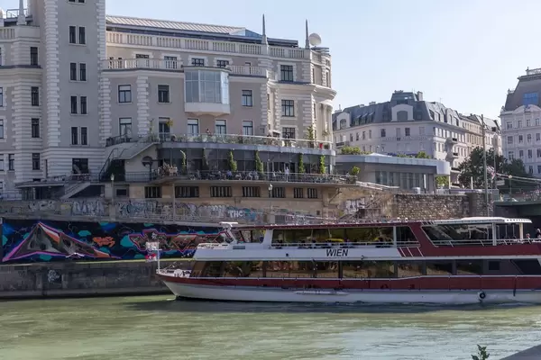 Kreuzfahrtschiff auf dem Donaukanal bei der Sternwarte Urania in Wien
