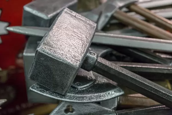 Kriegshammer und andere Cosplay-Waffen