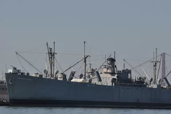 Kriegsschiff am Fisherman's Wharf, San Francisco / Warship at Fisherman's Wharf