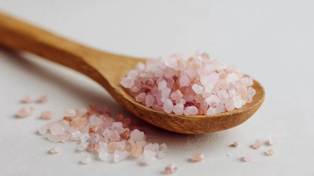 Kristallisiertes Salz auf einem Holzlöffel