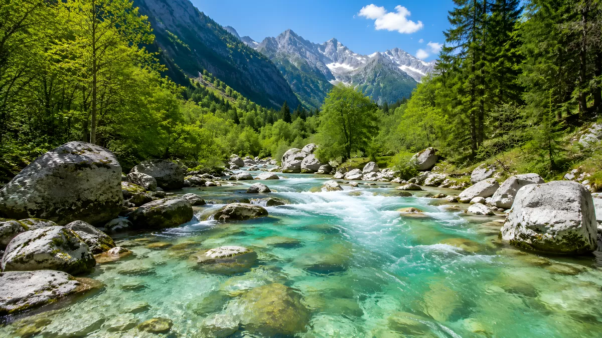 Kristallklarer Gebirgsbach mit türkisem Wasser